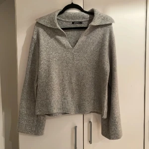 Stickad tröja - Säljer denna stickade tröjan från Gina. Har endast använt den 3ggr. Säljer den pga att den inte kommer till någon användning.