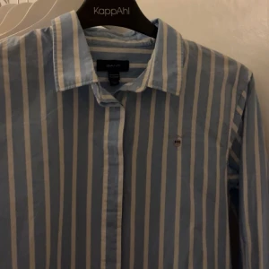 Gant klänning - Gant klänning som är använd endast en gång och är därför väldigt fint skick! Storlek:158-164 Köparen står för frakt!