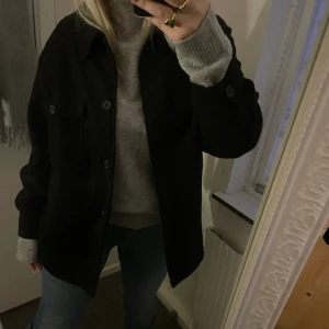 Kappa - Säljer denna kappa då den bara ligger och tar plats. Den är superskön och perfekt nu till våren eller hösten💗💗