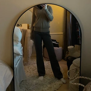 Kostymbyxor  - Superfina kostymbyxor med bootcut. Lite stora för mig som normalt sätt har 34.