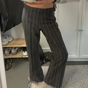 Grå kostymbyxor  - Kostymbyxor i bra kvalitet köpte second hand! Passar stl s-m beroende på hur man vill att de ska sitta. Lågmidjade på mig som bär stl S och långa i benen! (Är 176cm lång) 