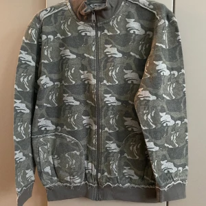 Zip Tröja junior 158/164 kamouflage  - Mycket fint skick  Passar även XS/S