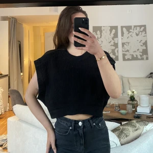 Stickad topp  - Kort stickad topp/”väst” 