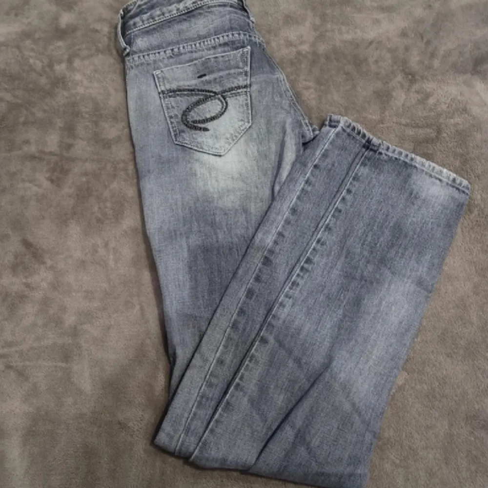 Så fina lågmidjade jeans!❤️ Midjemått:38cm och innerben:77cm!❤️ De är tyvärr för små och kan därför inte ta bild på! Kom privat vid frågor!❤️. Jeans & Byxor.