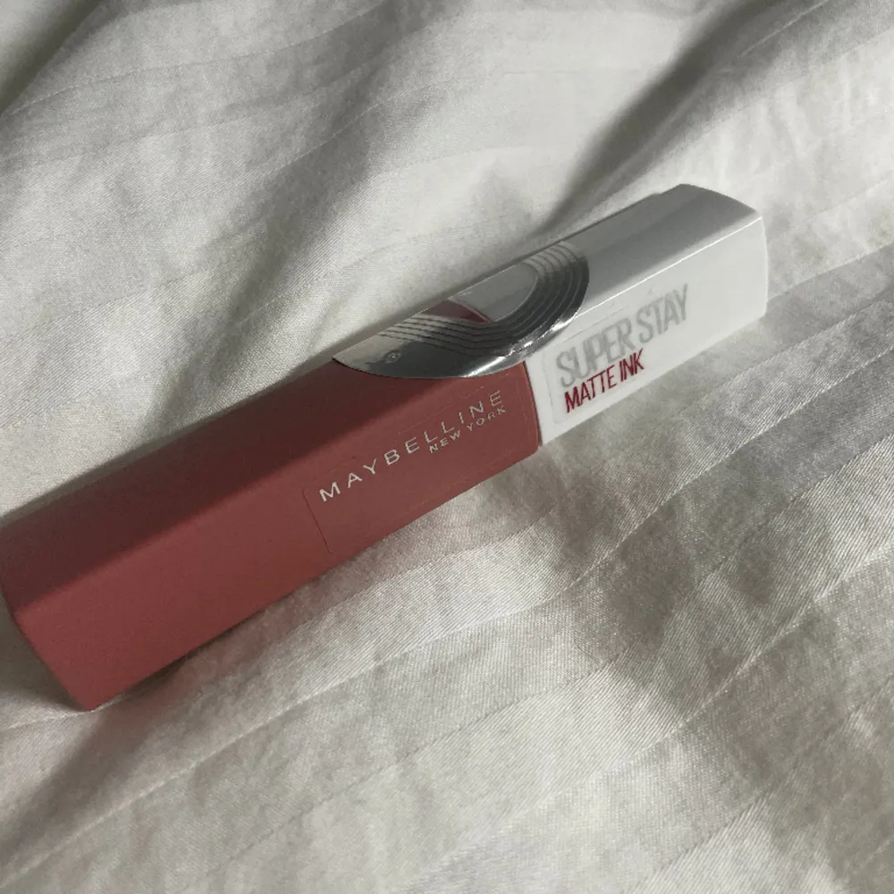 Läppstift i färgen 65, seductress från maybelline. Helt ny och aldrig använd. Pris går att diskuteras ☺️. Skönhet.