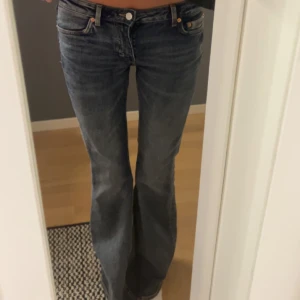 Lågmidjade jeans  - Säljer pga de inte används❤️40cm rakt över midjan och 87 i innerbenslängd! Skriv för fler bilder eller frågor🥰