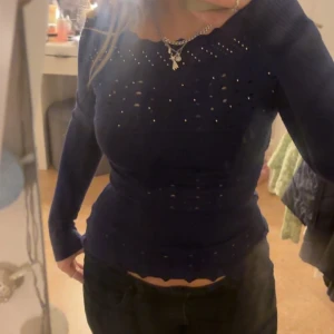 Långärmad topp - Fin långärmad topp med hål och paljett detaljer. 