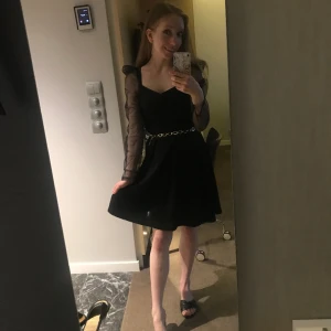 Klänning med meshärm  - Mesh Little black dress  Lilla svarta 