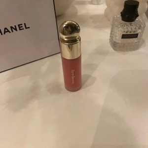 Rare beauty blush - Säljer nu denna super pigmenterade och fina rare beauty blushen! Använts cirka 5 gånger men säljer då jag aldrig använder blush. Färgen HAPPY🥰 super fin rosa färg! Köptes för 399kr på sephora i Stockholm men säljes för 299kr!💖