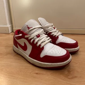 Jordan - Jordan 1 Low, nypris 1499, säjer dessa för 400. Condition: 4,5/5