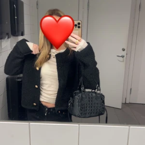 Gina kofta - Har endast änvänt koftan 3 gånger och säljer den då den inte kommer till användning, koftan är i nyskick.