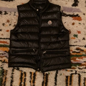 Moncler väst  - En riktigt fet moncler väst för endast 1199. Priset kan diskuteras. 