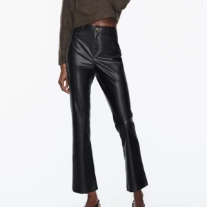 Bootcut skin byxor  - Ett par bootcut skin byxor från zara som är helt nya med pris lapp kvar. Säljer på grund av att de är lite stora i låten på mig 