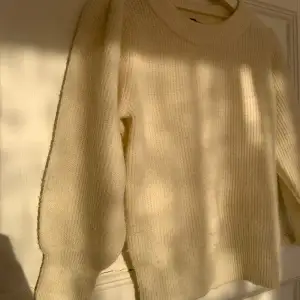Ljus-beige stickad tröja med ”puff-ärmar” från VERO MODA i storlek XS. Har inga hål/fläckar och är i bra skick.
