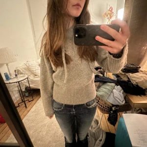 Zara stickad Hoodie/tröja - (Tröjan finns kvar!!)Skit snygg SLUTSÅLD grå stickad hoodie från zara som tyvärr inte kommer till användning:(( Skriv till mig vid frågor!! Den är i nyskick🫶🏻🫶🏻 Direktpris: 500kr🥰