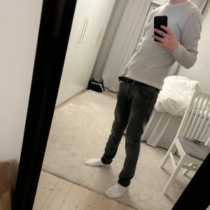 100% Kashmir tröja från John Henric  - Riktigt snygg tröja modellen är 180 cm lång. Tröjan är i storlek S har en bra pass form. Tröjan har bara blivit andvänd 3 gånger. Riktigt bra skick inga defekter.