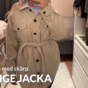 Beige jacka med skärp och knappar. Knappt använd. Storlek 34 passar även 36