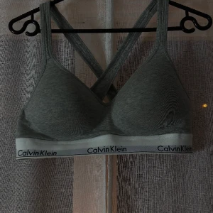 Calvin Klein BH - Aldrig använd, fick i present men det var fel storlek🤗 Äkta grå Calvin Klein bh/topp. Korsad rygg.