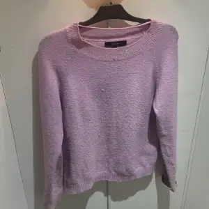 Stickad tröja från vera moda i storlek xs/S den är lila typ lite rosa aktig, köpte den här på plick fast jag trodde den skulle vara rosa💕