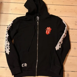 Chrome Hearts Rolling Stones zip up - Detta är en rep Den sitter så nice och älskar zipen på den