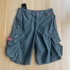 Molecule cargo shorts  - Väldigt fint skick med prislapp kvar. Midjan 42, längd 61 och benöppning på 31 cm. Pris kan såklart diskuteras