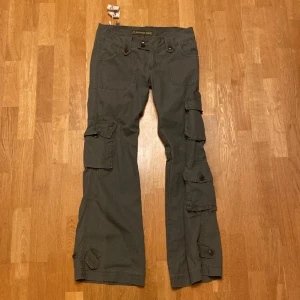 Molecule Cargopants  - Fina carbos med hög kvalite och hållbarhet. Midjan 41, längd 100 och benöppning på 27,5 cm. Pris kan såklart diskuteras.