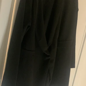 Kavaj svart - Svart kavaj som är lite längre än vanligt. 