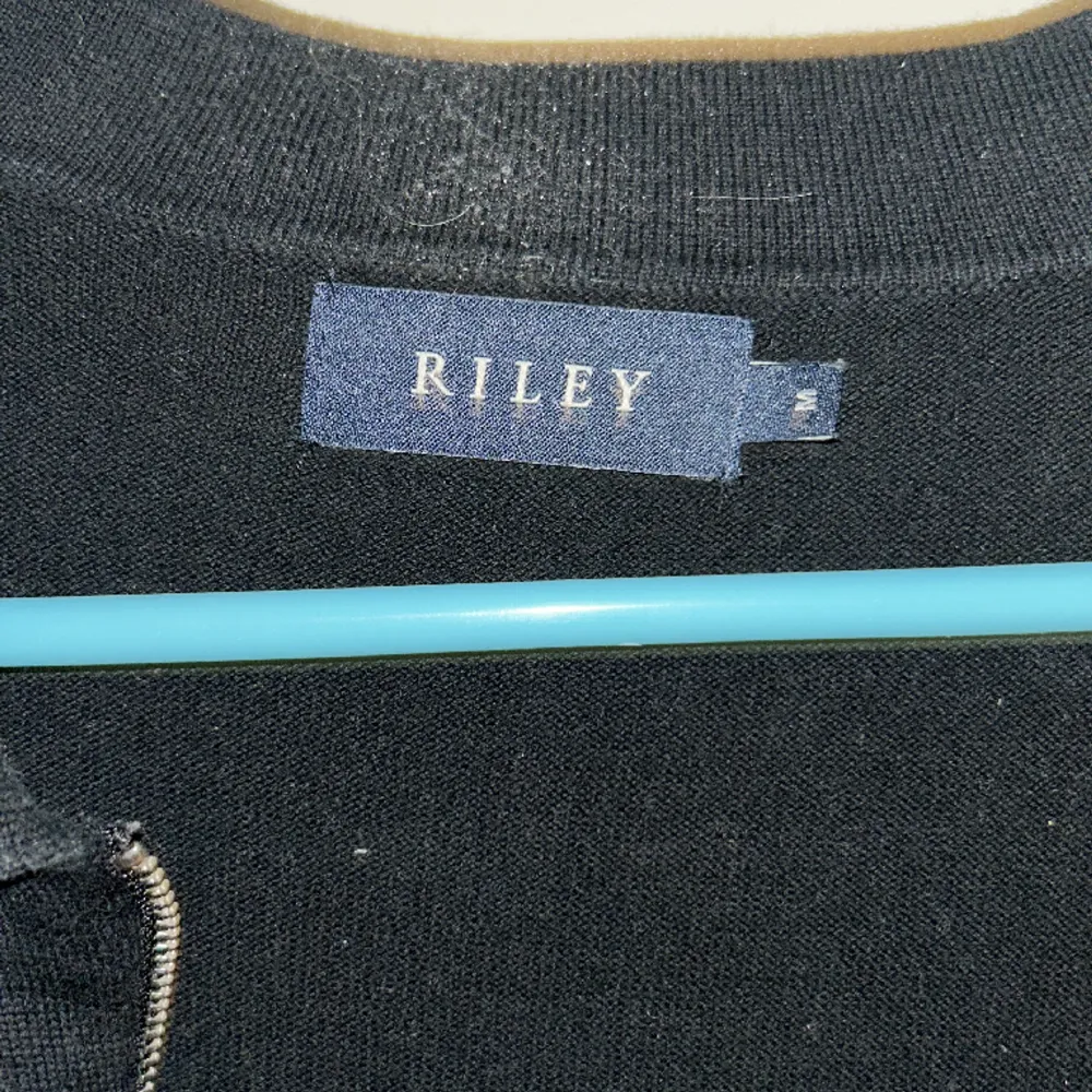 Säljer nu min zip tröja ifrån Riley eftersom den är för liten, den är skick 8/10 och nypris är runt 1000kr. Hoodies.
