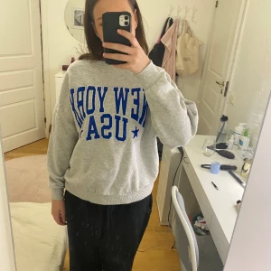 Snygg tröja - Jättesnygg college tröja med tryck. Skriv privat för fler bilder eller frågor!