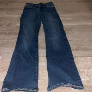 Blå jeans från Lindex köpta för 400 midwaist