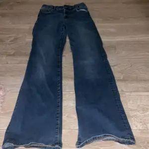 Blå jeans från Lindex köpta för 400 midwaist