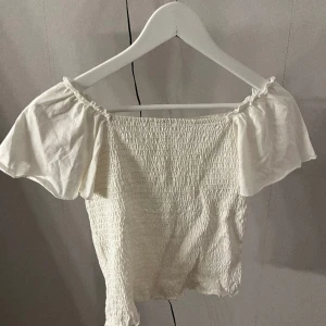 Vit T-shirt - Fin sommar tröja, säljer då den inte kommer till användning längre 