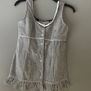 Vintage rutig topp - En vintage rutig topp som aldrig blivit använd, lapp kvar. Supersöt o ha på sommaren eller våren. Toppen skick och frakten är ej inräknad i priset😊