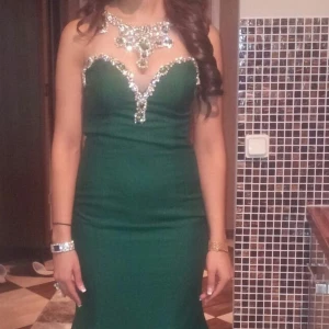 Tarik ediz klänning - En lång grön tarik ediz klänning. Använd endast en gång och är vid bra skick. 