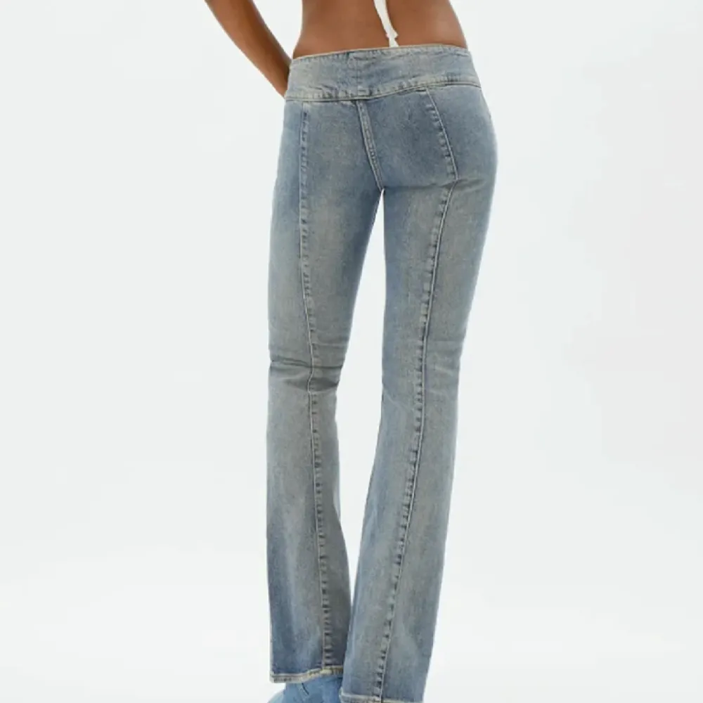 Säljer mina eftertraktade weekday-jeans pga av att det inte kommit till användning det är i storlek 25/32 och passar mig som är 172💗💗 LÅNADE BILDER!!. Jeans & Byxor.
