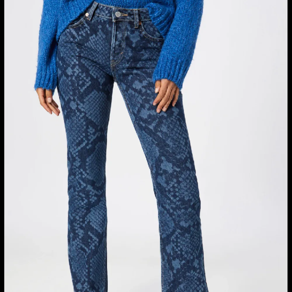 Ett par schyssta weekday jeans med ormmönster🥰Aldrig använda då de inte passade. De är i storlek 26. Köpta för 570kr säljer därför för 400kr, men bus kan diskuteras☺️. Jeans & Byxor.