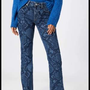 Ett par schyssta weekday jeans med ormmönster🥰Aldrig använda då de inte passade. De är i storlek 26. Köpta för 570kr säljer därför för 400kr, men bus kan diskuteras☺️