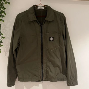 Stone Island overshirt  - Jackan är ungefär 1 år gammal och är knappt använd. Jackan har inga skador och är nästan helt fläck fri. Jackans skick är 8/10