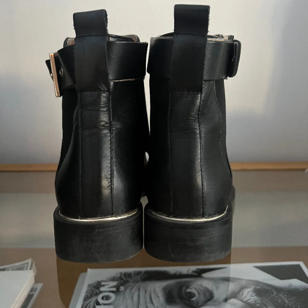 Snygga boots med tuffa detaljer - från Zara i läder, Använda men ok skick, anmärkning: bältenas läder har lossnat lite från sitt undermaterial, kan lätt limmas. . Skor.