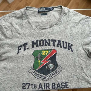 Ralph Lauren T-shirt - T-shirt från Ralph Lauren. Rynklig då den legat i låda men annars fint skick!