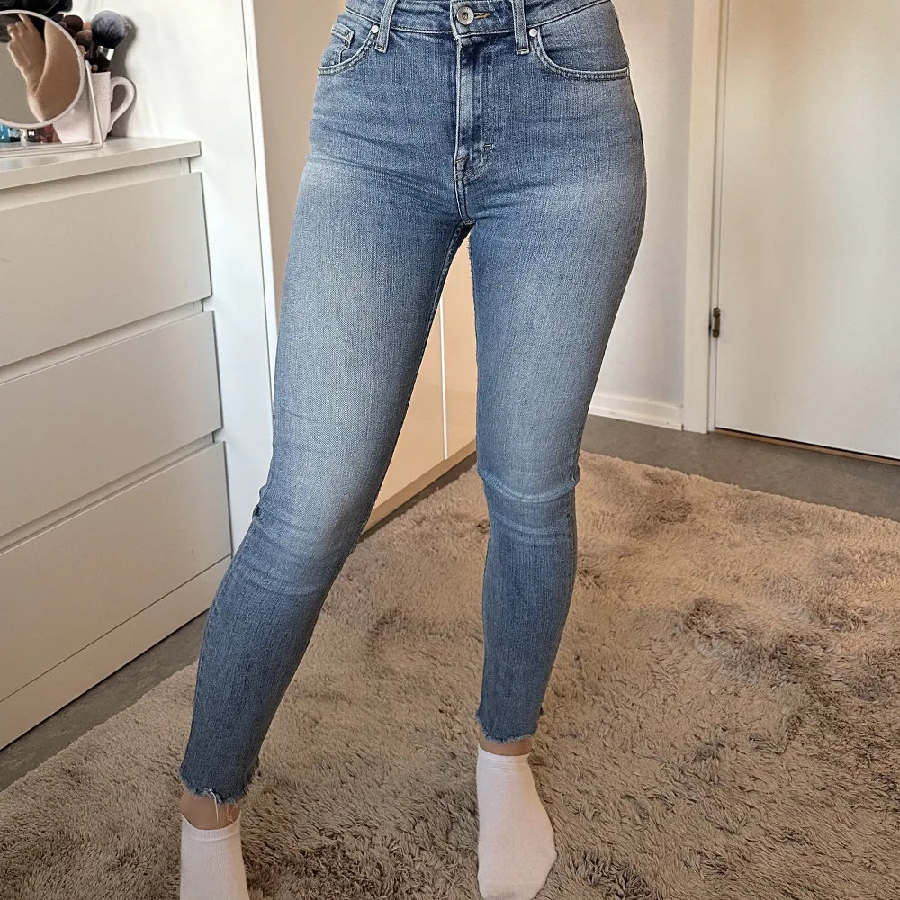 Ett par tiger of Sweden jeans för endast 199kr!!! Har klippt dessa jeans, jag är 165-166 cm lång & passar mig bra💖. Jeans & Byxor.