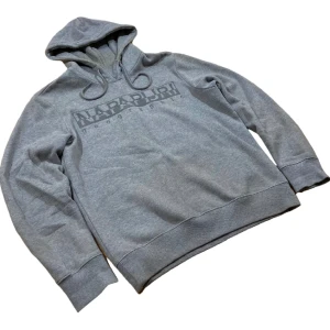 Napapijri Hoodie - Grå hoodie från Napapijri, storlek M. Ställ gärna frågor!😊