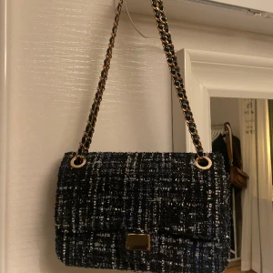 Väska från TIAMO - Säljer min väska från TIAMO i en fin blå färg. 