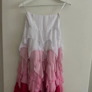 Sjol till tjejer i 7-8 år - En mycket fin volangsjol. Dry cleaning eller handtvätt 