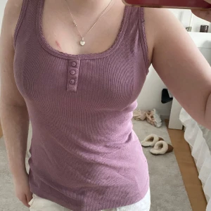 Gulligt vintage linne - Linne i fint skick med knappar på bröstet. Sitter som en smäck på och skulle säga att den sitter bäst på en S men även på xs och m. Gammalt linne