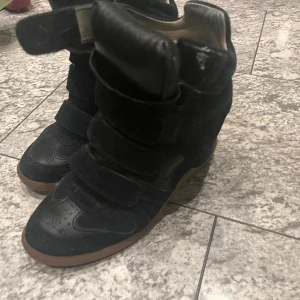 Isabel marant - Köpta här på Plick, Inga skador   Byter gärna mot en fjällräven jacka svart/ mörkblå i strl xs eller s Pris går att diskutera vid snabb affär 💕