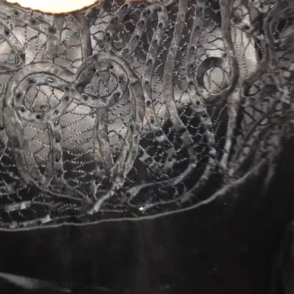 En kort svart silkes festklänning med lite glitterstenar och band . Klänningar.