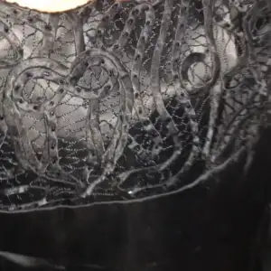 En kort svart silkes festklänning med lite glitterstenar och band 