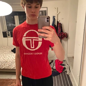 Sergio Tacchini tshirt röd - Asfet röd Sergio Tacchini tshirt!🙌