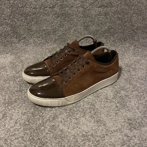 Lanvin skor - Tjena! Säljer nu dessa sjukt snygga lanvin skorna i en ljus brun/brun färg🤩 väldigt fint skick, nästan som nya💯 UK11 (45) 🔝köpta för: 5000 kr. Mitt pris: 2449🙌🏼(inget og) hör av dig vid några funderingar mvh EBRESELL🔝